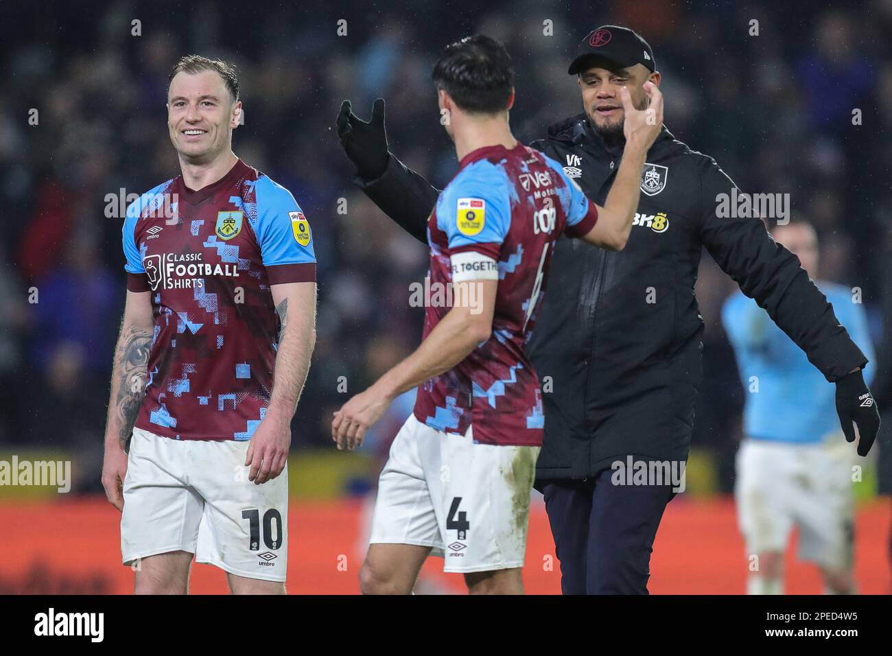 Hull, UK. 15. März 2023. Vincent Kompany Manager von Burnley schüttelt Jack Cork #4 von Burnley nach dem Sky Bet Championship-Spiel Hull City gegen Burnley im MKM Stadium, Hull, Großbritannien, 15. März 2023 (Foto von James Heaton/News Images) in Hull, Großbritannien, am 3./15. März 2023 die Hand. (Foto: James Heaton/News Images/Sipa USA) Guthaben: SIPA USA/Alamy Live News Stockfoto