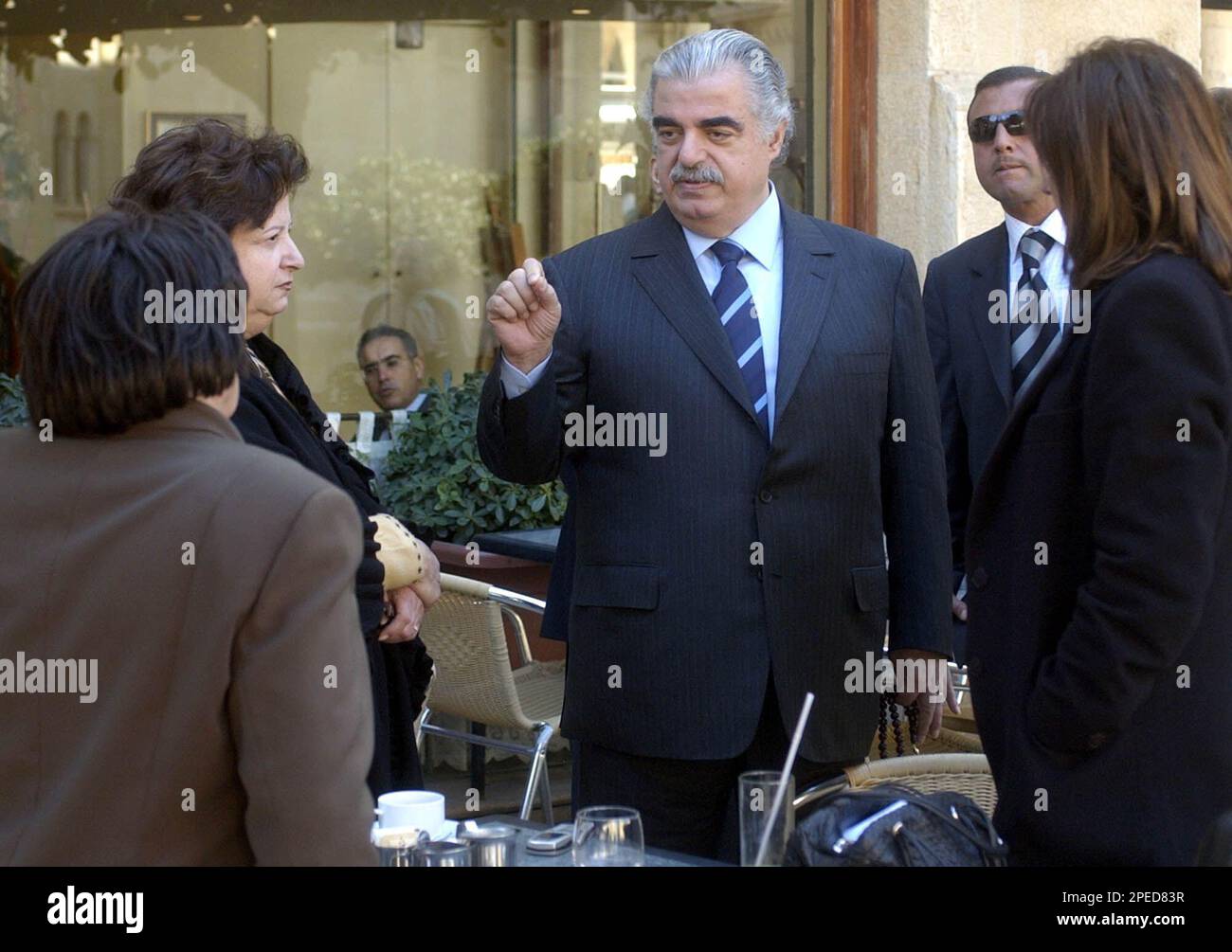 Former Lebanese Prime Minister Rafik Hariri, center, speaks to people outside the Lebanese Parliament in Beirut, Lebanon, Monday Feb 14, 2005. Minutes later, Hariri was killed in a massive bomb explosion that ravaged his motorcade. (AP Photo) Stockfoto