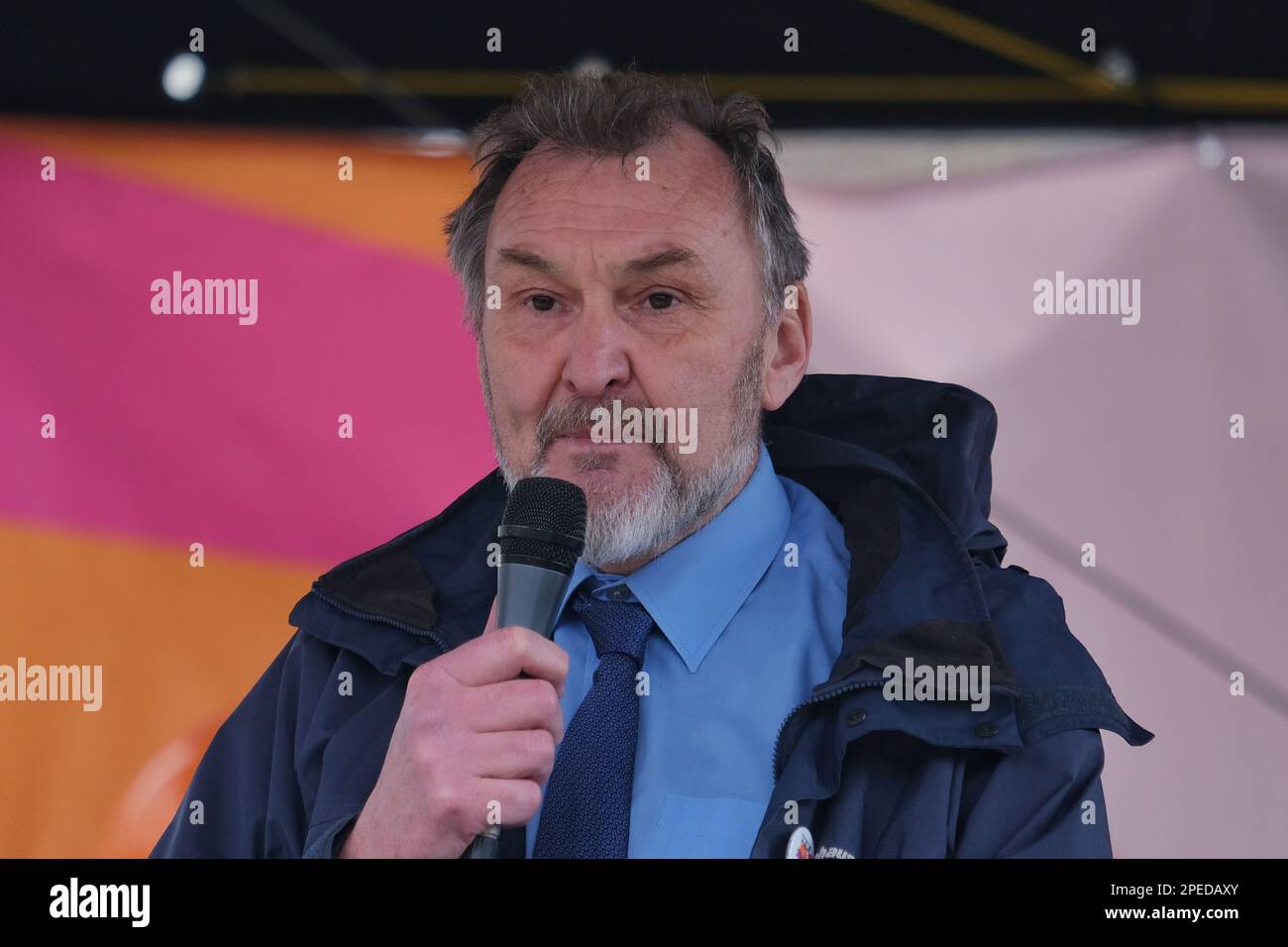 London, Großbritannien. 15. März 2023. Kevin Courtney, gemeinsamer Generalsekretär der Nationalen Bildungsunion (neu). Tausende streikender Lehrer, die von Universitätsangestellten, Beamten, Ärzten in der Ausbildung und anderen Arbeitern, die unindustrielle Maßnahmen ergriffen, begleitet wurden, marschierten durch das Zentrum Londons und schlossen mit einer Kundgebung am Trafalgar Square ab. Die Mitglieder der Nationalen Bildungsunion streben nach einer höheren Lohn- und Gehaltssteigerung als die Inflationsrate und verbesserten Arbeitsbedingungen, wobei die Lehrer heute unter 700.000 Arbeitnehmern stehen. Kredit: Elfte Stunde Fotografie/Alamy Live News Stockfoto