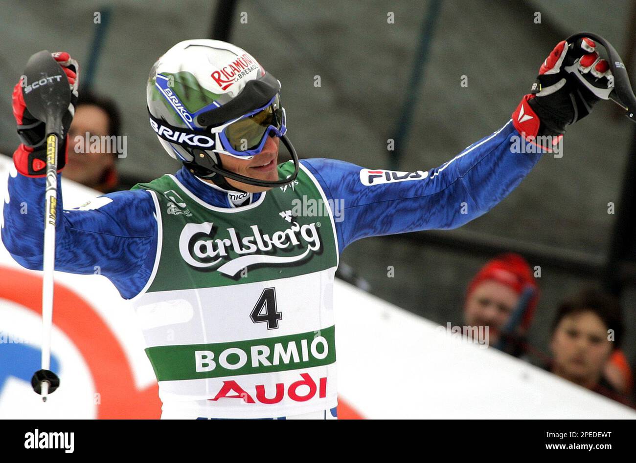 Giorgio Rocca of Italy reacts after completing the first run of the Men's Slalom at the World Alpine Ski Championships, in Bormio, Italy, Saturday, Feb. 12, 2005. (AP Photo/Luca Bruno) Stockfoto