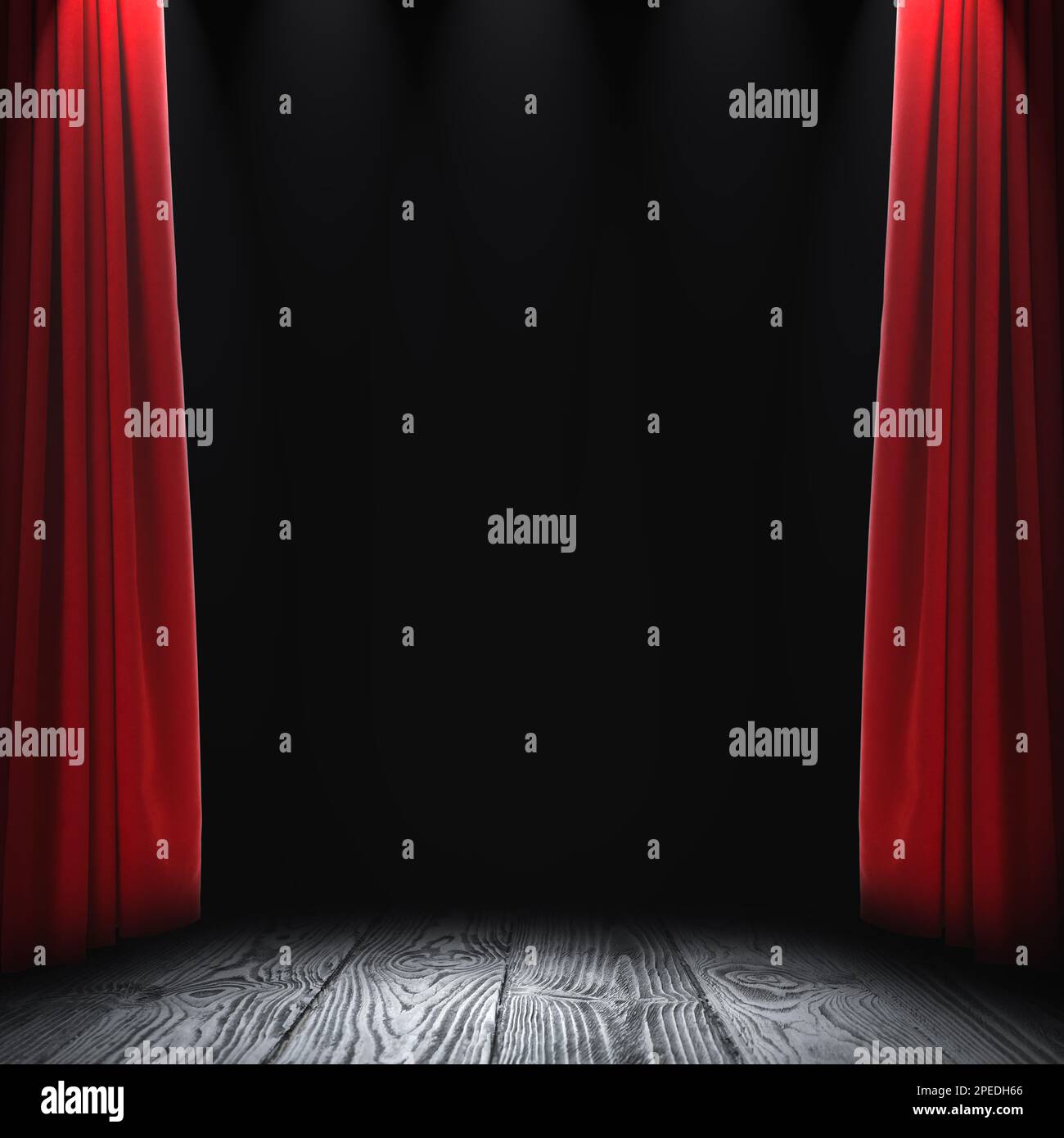 Leere Holzbühne und offene rote Vorhänge Stockfoto