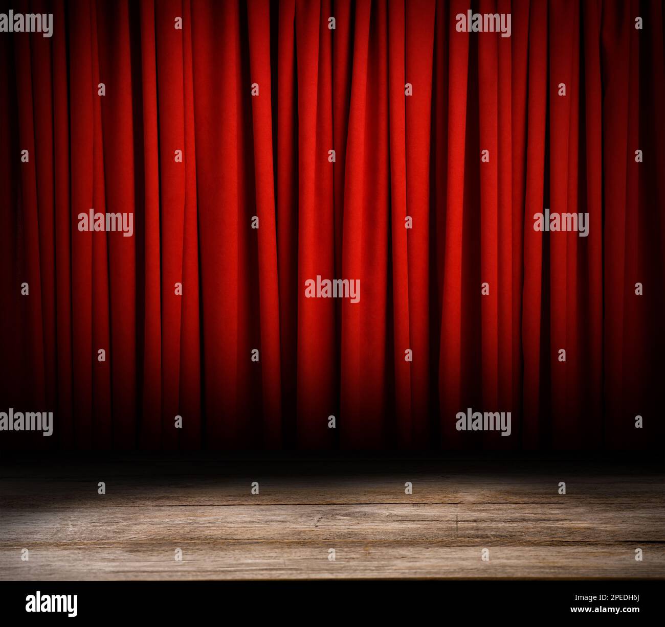 Leere Holzbühne und geschlossene rote Vorhänge Stockfoto