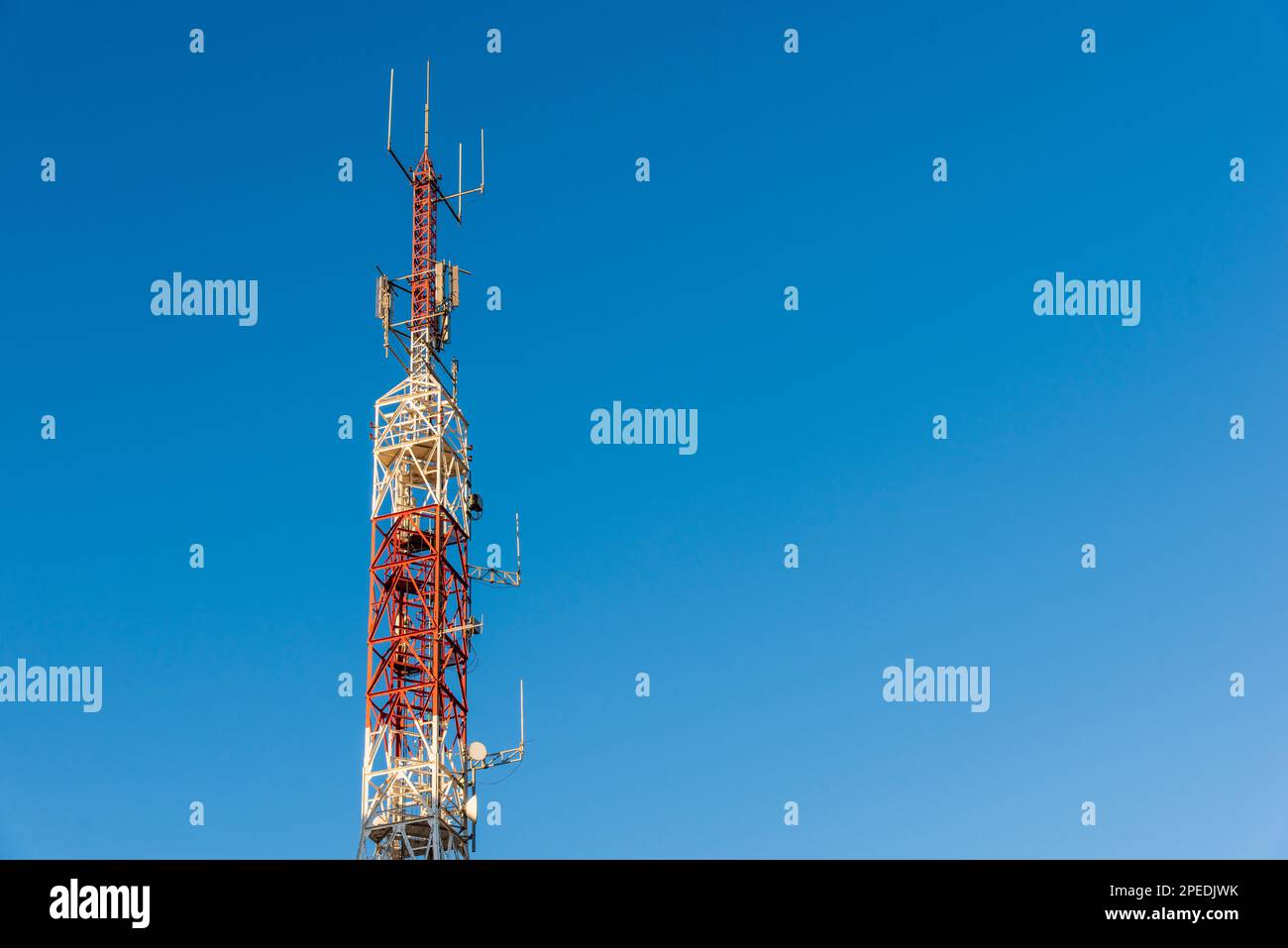 Torres de telemunicaciones con el azul del cielo de fondo Stockfoto