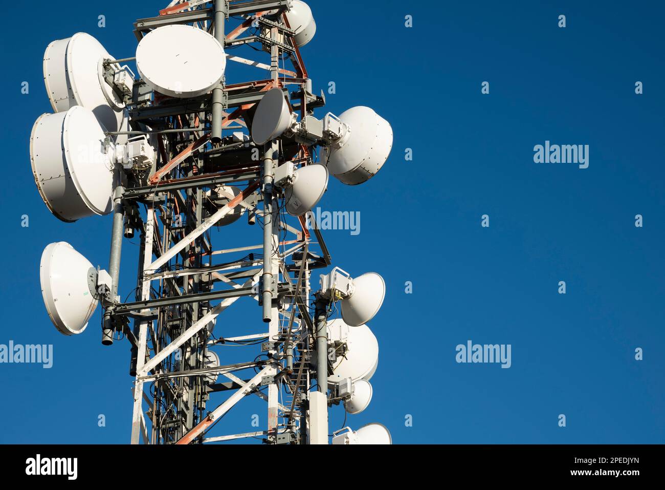 Torres de telemunicaciones con el azul del cielo de fondo Stockfoto