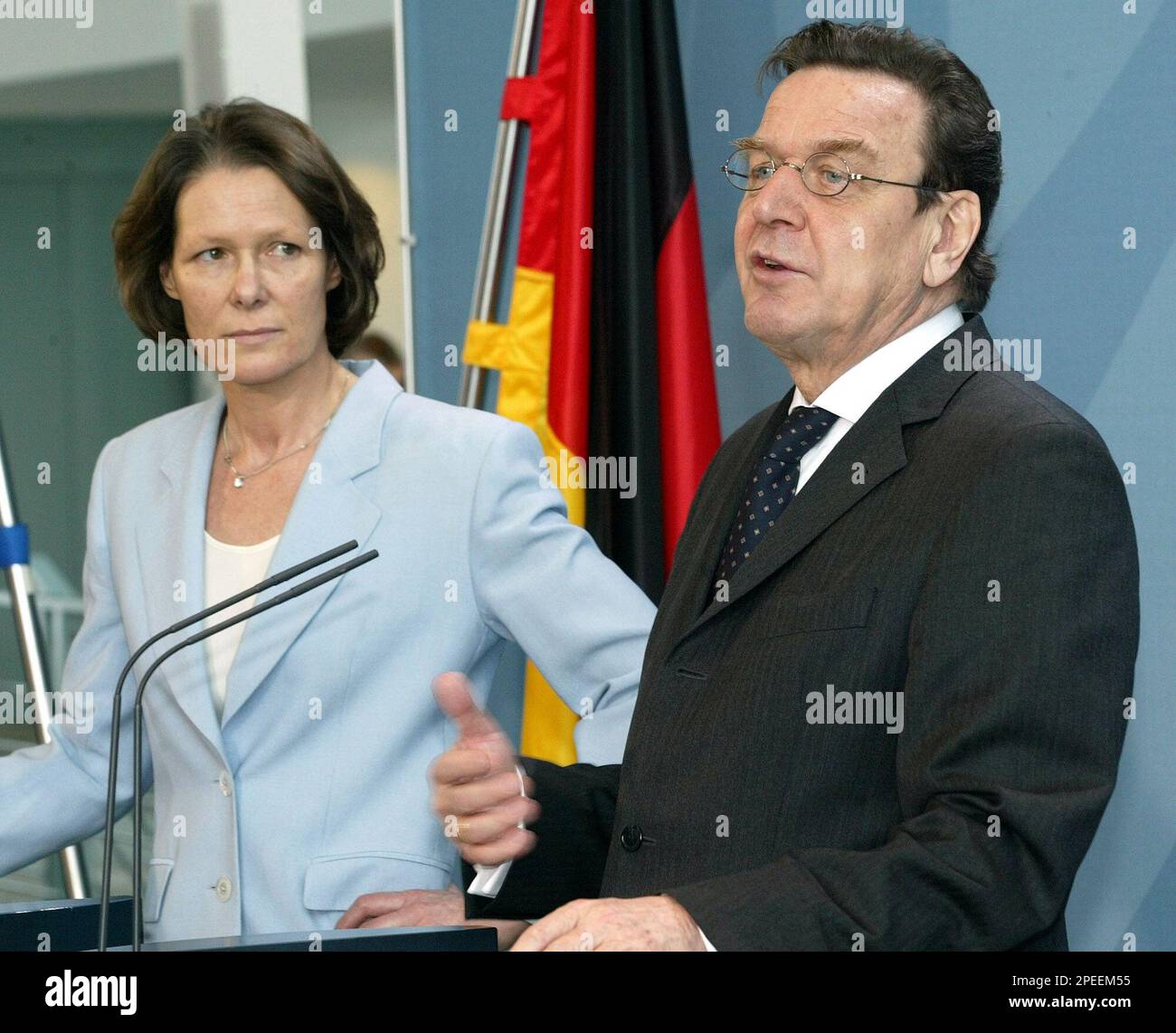 Bundeskanzler Gerhard Schroeder, rechts, erklaert der Presse in Berlin ...