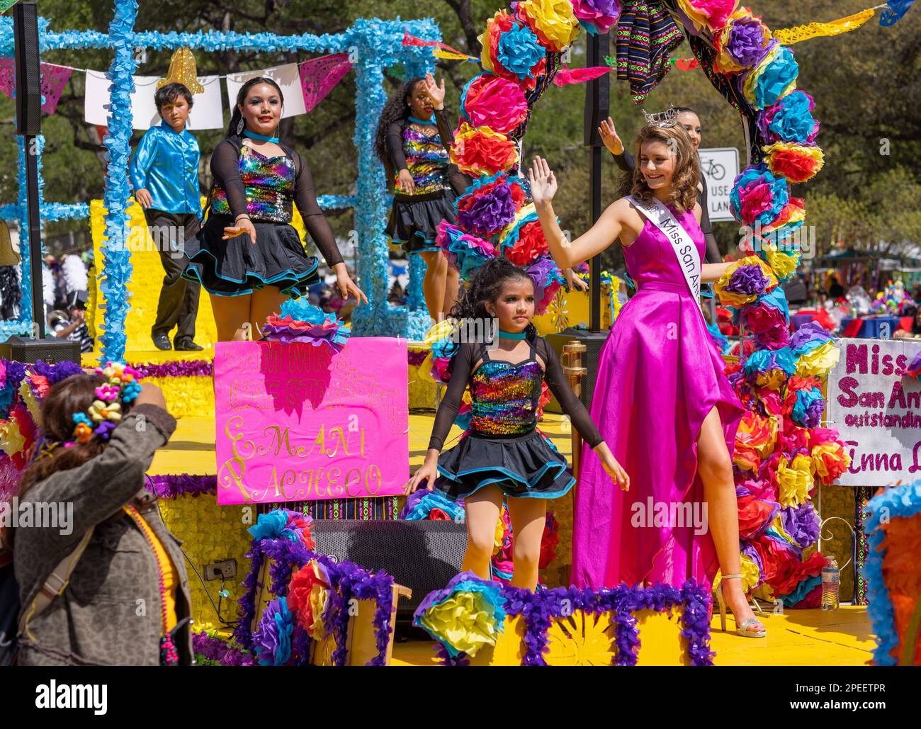 San Antonio, Texas, USA - 8. April 2022: The Battle of the Flowers Parade, Float Carry Miss San Antonio Outstanding Teen Stockfoto