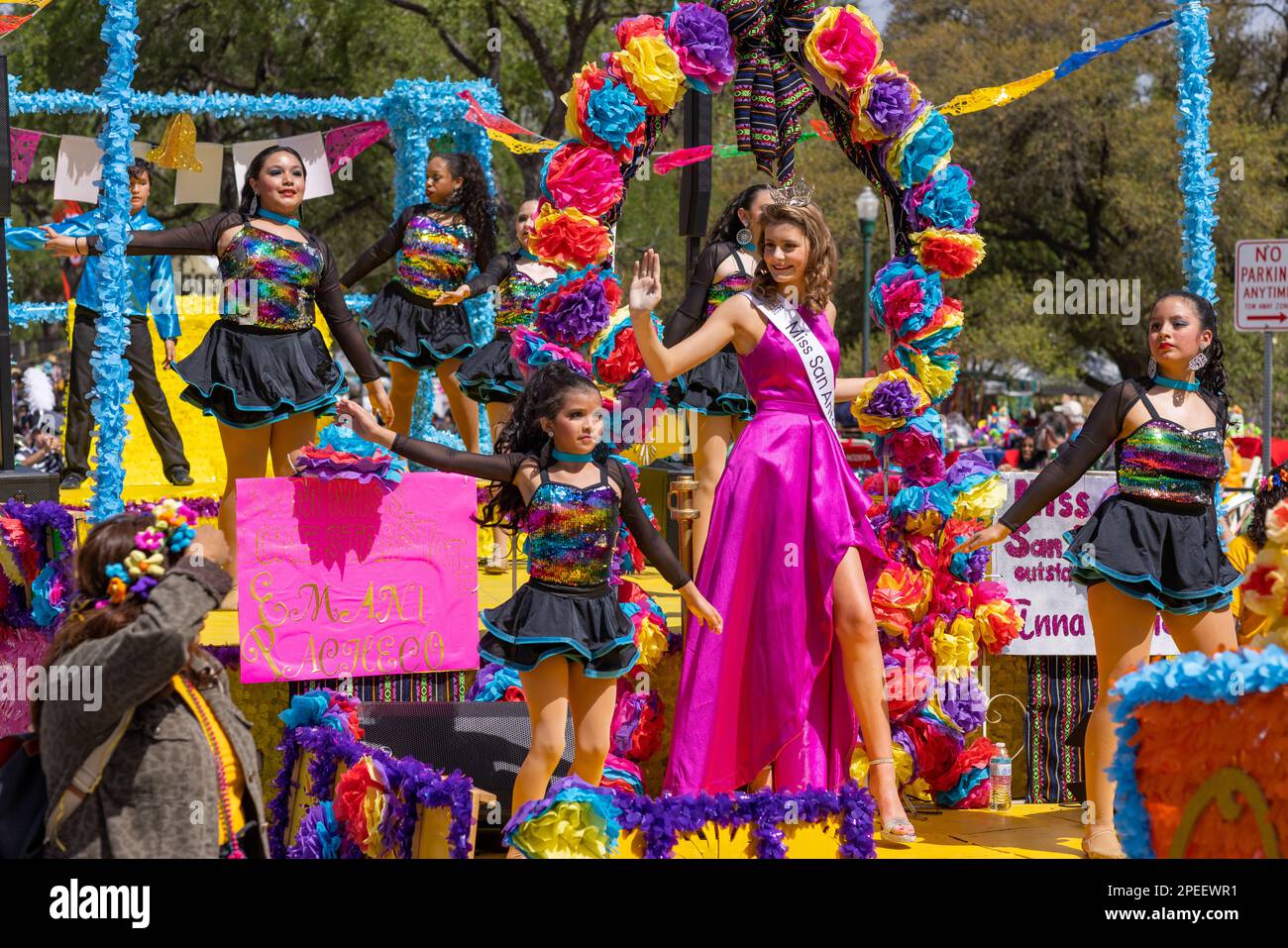 San Antonio, Texas, USA - 8. April 2022: The Battle of the Flowers Parade, Float Carry Miss San Antonio Outstanding Teen Stockfoto