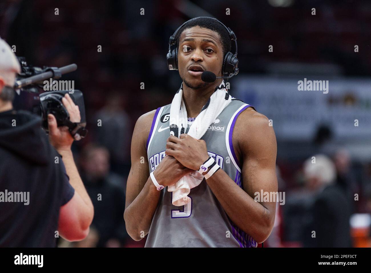 Chicago, USA. 15. März 2023. Chicago, USA, 15. März 2023: De'Aaron Fox (5 Sacramento Kings) spricht nach dem Spiel zwischen den Chicago Bulls und Sacramento Kings am Mittwoch, 15. März 2023 im United Center, Chicago, USA, mit den Medien. (KEINE KOMMERZIELLE NUTZUNG) (Shaina Benhiyoun/SPP) Guthaben: SPP Sport Press Photo. Alamy Live News Stockfoto