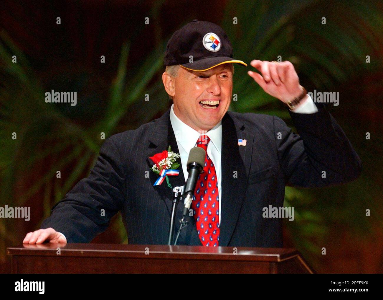 Pennsylvania's new Auditor General Jack Wagner puts on his Pittsburgh Steelers hat during his inaugural address, Tuesday, Jan. 18, 2005, during his inauguration ceremony at The Forum in Harrisburg, Pa. Wagner lives in Pittsburgh and is a Steelers fan. (AP Photo/Carolyn Kaster) Stockfoto