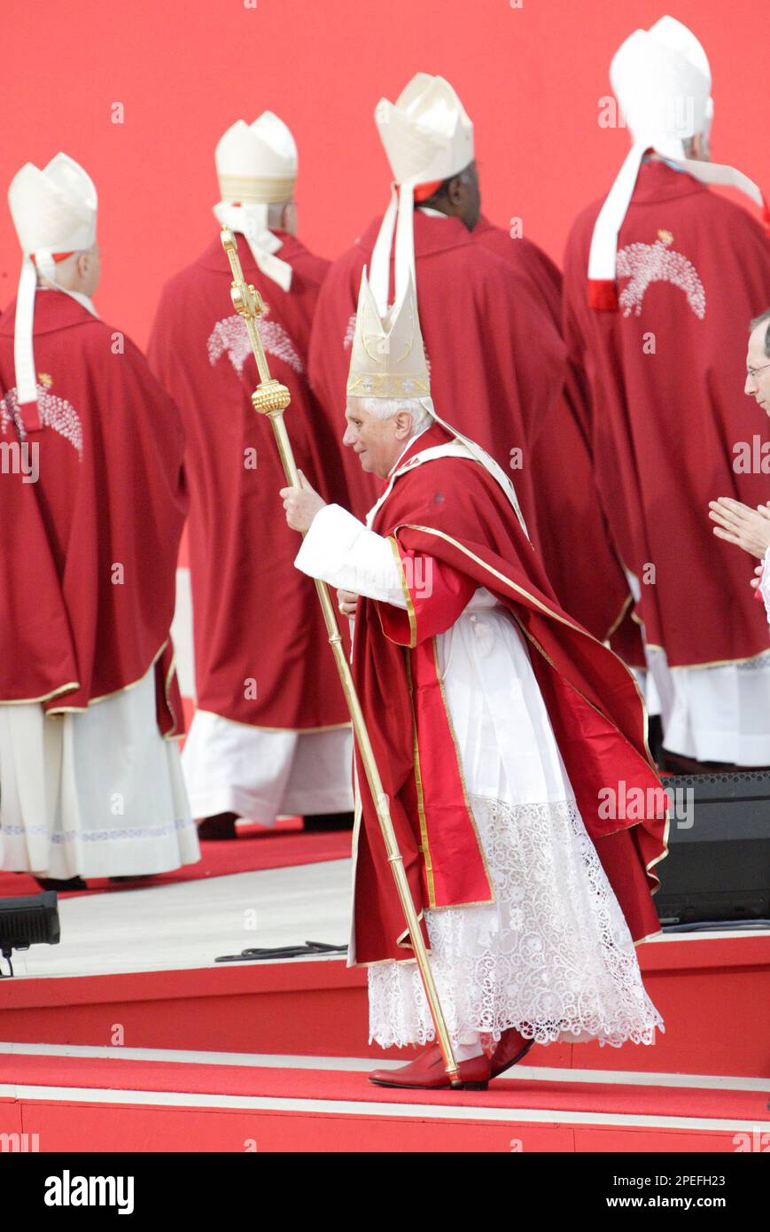 Papst Benedict XVI. Veranstaltet im Rahmen des Weltjugendtages eine päpstliche Messe auf der Royal Randwick Rennbahn für über 400.000 Personen. Nach der Messe kündigte der Papst an, dass Madrid, Spanien, Gastgeber des nächsten Weltjugendtages im Jahr 2011 sein werde. Sydney, Australien. 20.07.2008. Stockfoto