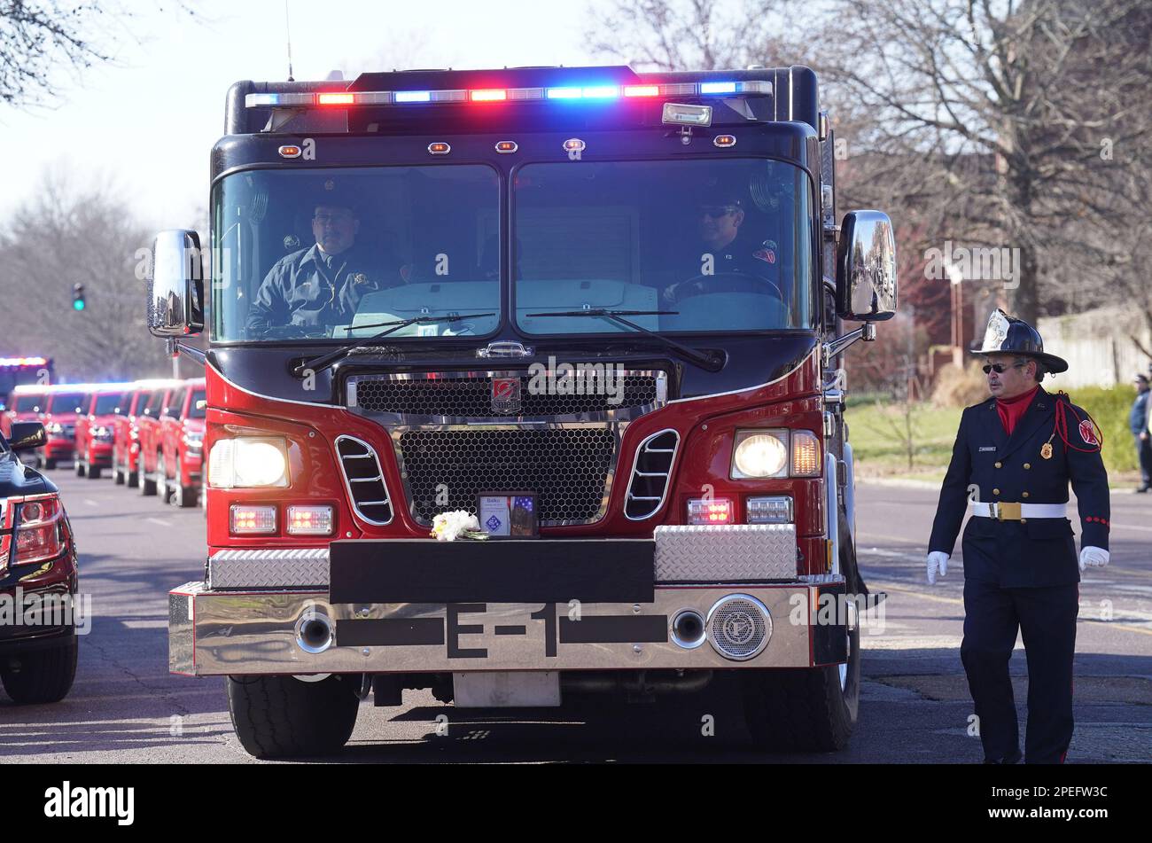 St. Louis, Usa. 15. März 2023. St. Louis Feuerwehr Ehrengarde begleitet die Überreste des St. Such- und Rettungshund Balko der Feuerwehr von Louis, auf der Vorderseite eines Feuerwehrwagens während einer Gedenkfeier in St. Louis am Mittwoch, den 15. März 2023. Balko, ein 6 Jahre alter Hannover Hund aus Deutschland, war der St. Der einzige Leichenhund der Feuerwehr von Louis starb am 3. März 2023, nachdem er von einem Gebäude gefallen war, während er St. Die Polizei von Louis findet eine Leiche in einem leerstehenden Gebäude. Foto: Bill Greenblatt/UPI Credit: UPI/Alamy Live News Stockfoto