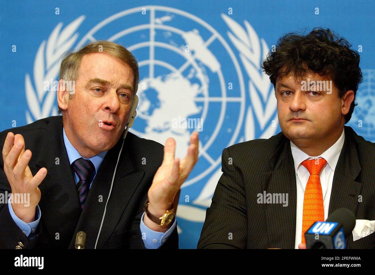 Switzerland's Adolf Ogi, left, Special Adviser to the United Nations Secretary General on Sport for Development and Peace, and Switzerland's Jean-Pierre Seppey, right, Director-General of the International Volleyball Federation, FIVB, speak during a press conference on the regions affected by the Tsunami at the building of the United Nations in Geneva, Switzerland, Monday, Jan 10, 2005. (AP Photo/Keystone, Laurent Gillieron) Stockfoto
