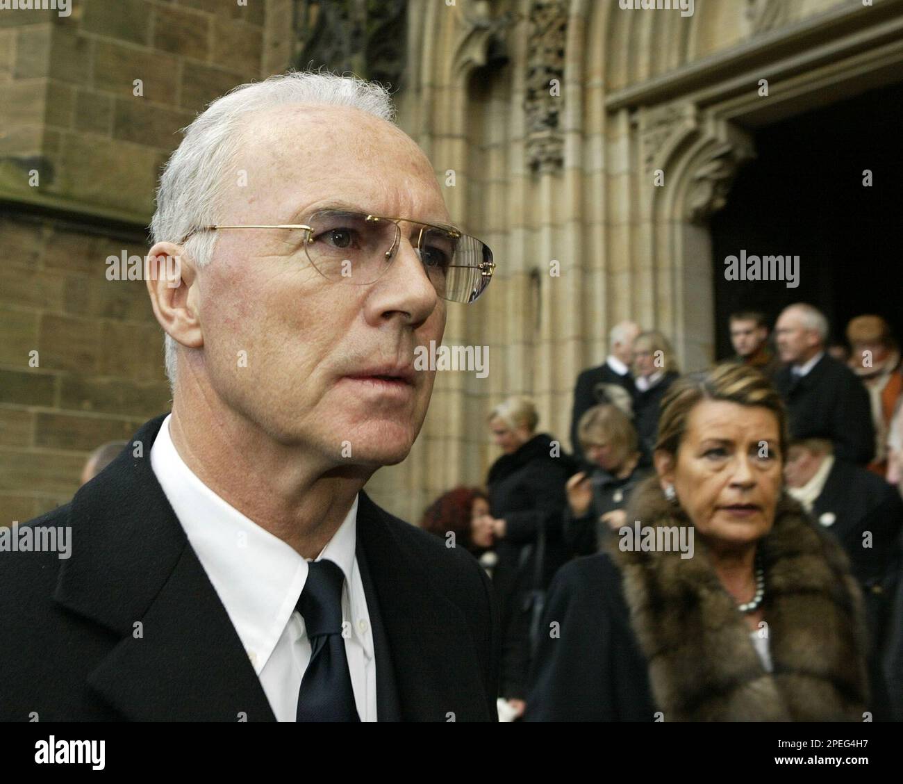 Franz Beckenbauer steht nach der Trauerfeier fuer Franz Boehmert