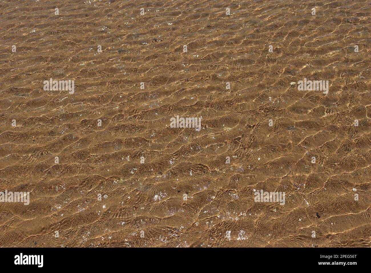 Wasseroberfläche mit leichten Wellen. Lass es wie Kunst auf Leinwand aussehen. Stockfoto