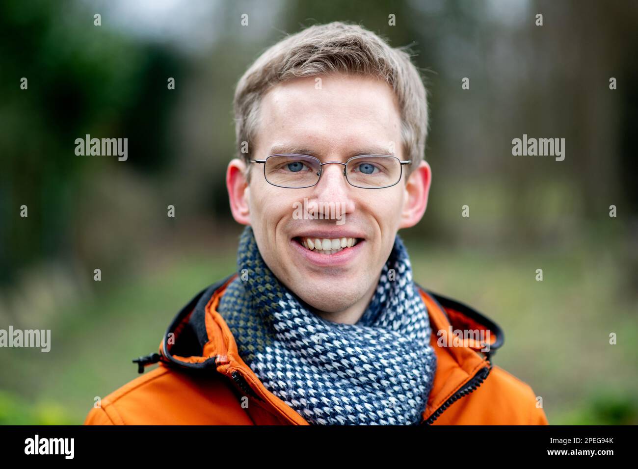 Oldenburg, Deutschland. 02. März 2023. Christoph Hahn, der einen Doktortitel in Biologie innehat, ist in einem experimentellen Bereich an der Universität Oldenburg tätig. Der Wissenschaftler hat Kohlsorten aus der ganzen Welt auf ihre Zutaten untersucht. Die Universität forscht seit etwa zehn Jahren über Wintergemüse. (Zu dpa ''Doctor Kale' züchtet die perfekte Oldenburg Palm') Credit: Hauke-Christian Dittrich/dpa/Alamy Live News Stockfoto