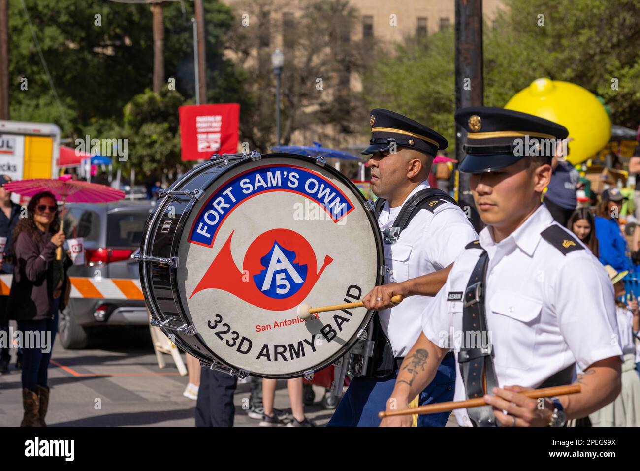 San Antonio, Texas, USA – 8. April 2022: The Battle of the Flowers Parade, Mitglieder der Fort Sams eigenen 323D Army Band, die bei der Parade auftreten Stockfoto