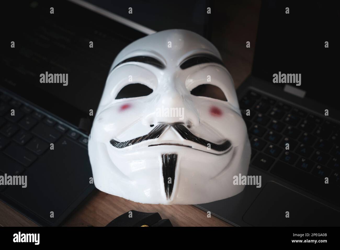 Anonyme Zuordnungsmaske auf dem Laptop. Anonymous steht lose in Verbindung mit einem internationalen Netzwerk von aktivistischen und hacktivistischen Einheiten. 1. Juni 2022. Bar Stockfoto