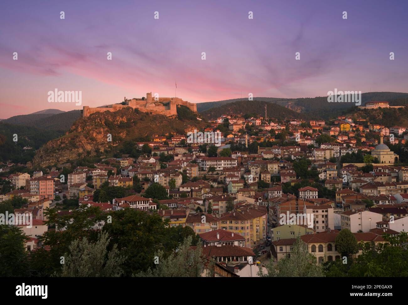 Kastamonu, Türkei. 16. Juli 2021. Blick auf den Sonnenaufgang auf das Stadtzentrum von Kastamonu. Historische und touristische Stadt Anatolien. Stockfoto