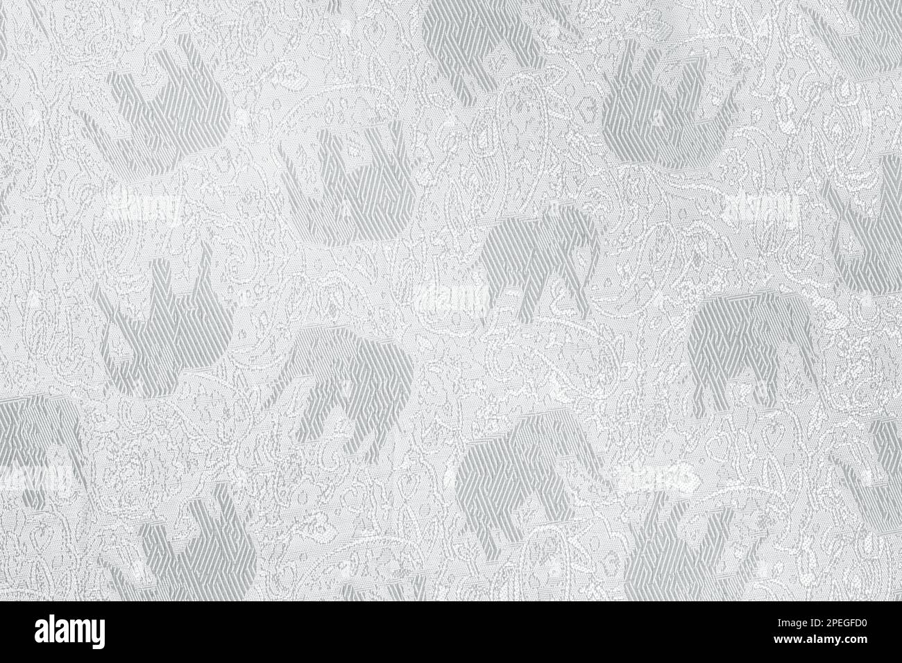 Überzug aus weißer Seide. Textil mit weißem, seidenhaftem asiatischem Elefantenverzierung Stockfoto