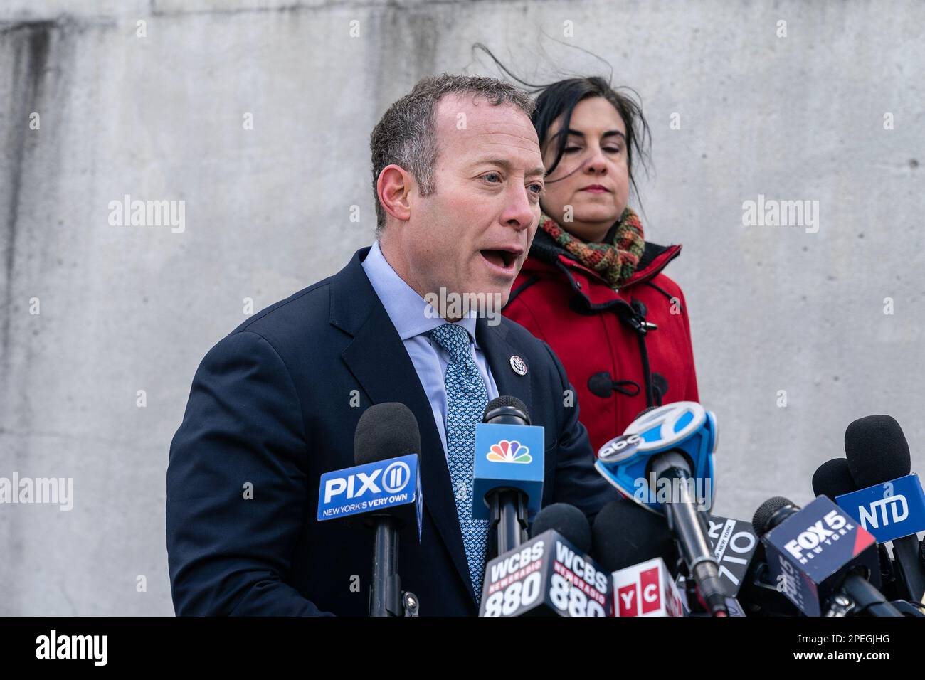 New York, Usa. 15. März 2023. Kongressabgeordneter Josh Gottheimer (Demokrat) spricht mit Kongressabgeordneter Nicole Malliotakis (Republikaner) auf einer Pressekonferenz, um sich mit der Preisgestaltung an der Mündung des Lincoln-Tunnels zu befassen. Sie kündigten die Einrichtung eines parteiübergreifenden Kongressausschusses an, um die Preise für Verkehrsstaus zu bekämpfen. (Foto: Lev Radin/Pacific Press) Kredit: Pacific Press Media Production Corp./Alamy Live News Stockfoto