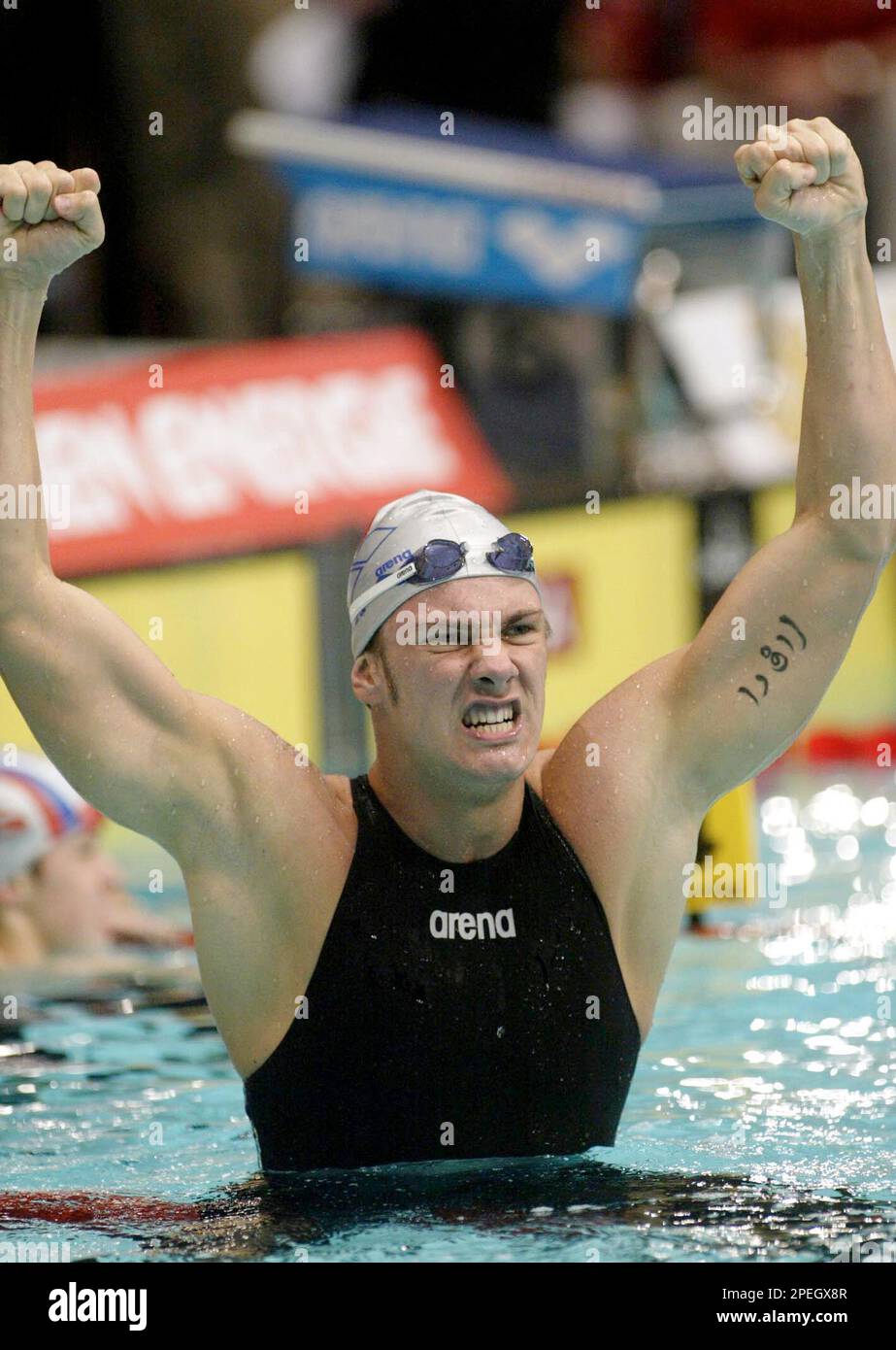 Italy's Paolo Bossini celebrates after winning the men's 200 meters breaststroke, on Sunday, Dec. 12, 2004, during the short course European swimming Championships in Vienna. (AP Photo/Ronald Zak) Stockfoto