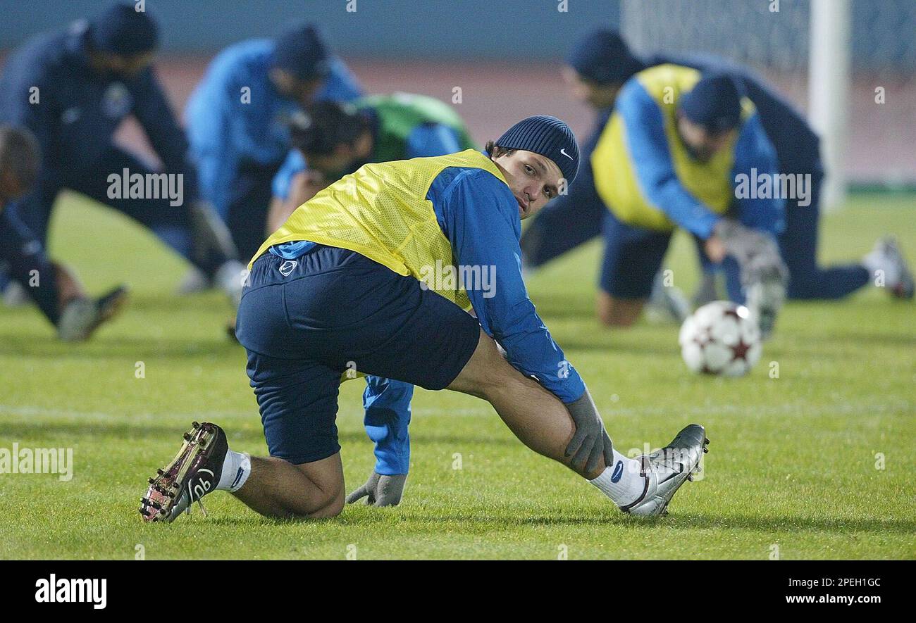 FC Porto's midfielder Diego stretches with his teammates during the team's practice in Kawasaki near Tokyo Friday, Dec. 10, 2004. FC Porto of Portugal, the European champion, will play a match against South American champion Once Caldas of Colombia in Toyota Cup Sunday, Dec. 12, 2004 in Yokohama. (AP PhotoJunji Kurokawa) Stockfoto