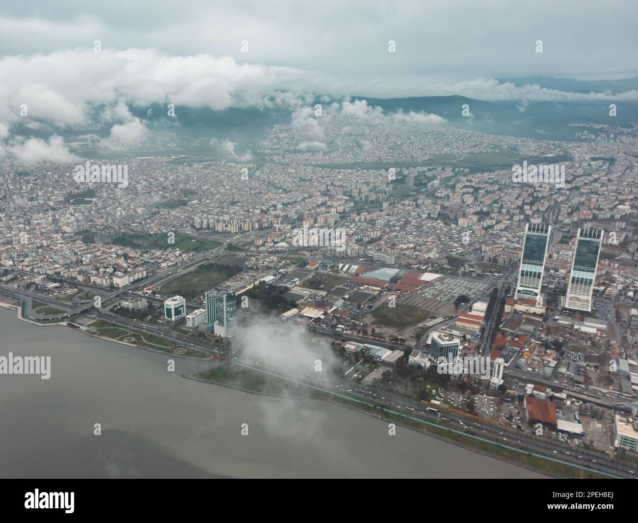 Izmir, Türkei - 10. März 2023: Blick vom Meer auf das neue Wolkenkratzerviertel von Izmir. Izmir ist die drittgrößte Stadt der Türkei. Stockfoto