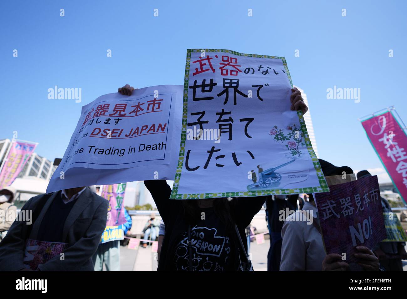 Chiba, Japan. 15. März 2023. Menschen protestieren vor dem Kongresszentrum der Makuhari Messe in der Präfektur Chiba, Japan, 15. März 2023. Hunderte Japaner versammelten sich am Mittwoch vor dem Veranstaltungsort einer Militärgütermesse in der Nähe von Tokio, um gegen Japans Bemühungen zur Intensivierung seines Waffenhandels zu protestieren. Die dreitägige Veranstaltung DSEI Japan 2023 begann am Mittwoch im Kongresszentrum der Makuhari Messe in der Präfektur Chiba östlich von Tokio. SICH FÜR "Demonstranten gegen Japans zunehmenden Waffenhandel" zu ENTSCHEIDEN. Credit: Zhang Xiaoyu/Xinhua/Alamy Live News Stockfoto