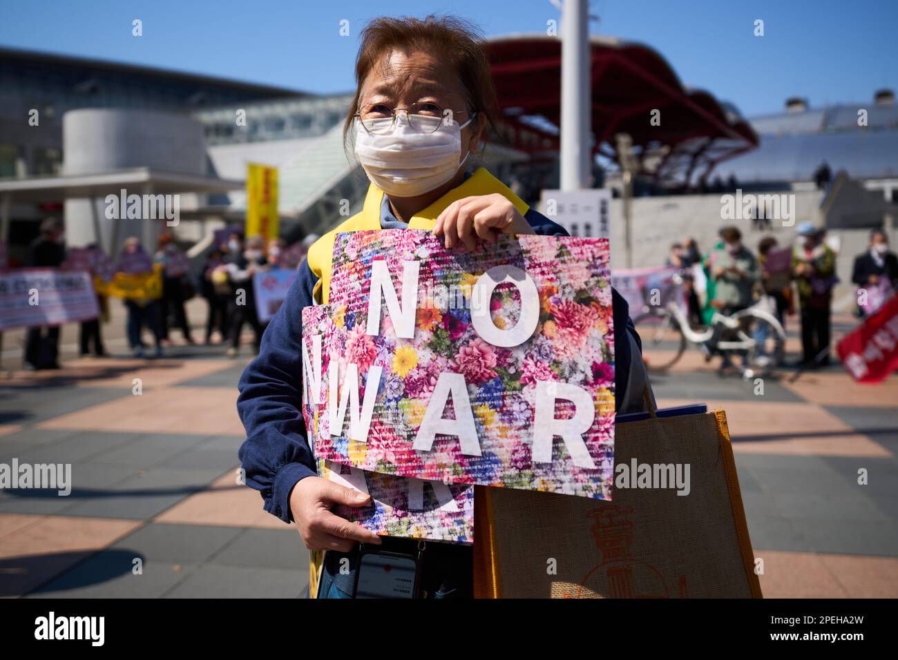 Chiba, Japan. 15. März 2023. Eine Frau protestiert vor dem Kongresszentrum der Makuhari Messe in der Präfektur Chiba, Japan, 15. März 2023. Hunderte Japaner versammelten sich am Mittwoch vor dem Veranstaltungsort einer Militärgütermesse in der Nähe von Tokio, um gegen Japans Bemühungen zur Intensivierung seines Waffenhandels zu protestieren. Die dreitägige Veranstaltung DSEI Japan 2023 begann am Mittwoch im Kongresszentrum der Makuhari Messe in der Präfektur Chiba östlich von Tokio. SICH FÜR "Demonstranten gegen Japans zunehmenden Waffenhandel" zu ENTSCHEIDEN. Credit: Zhang Xiaoyu/Xinhua/Alamy Live News Stockfoto