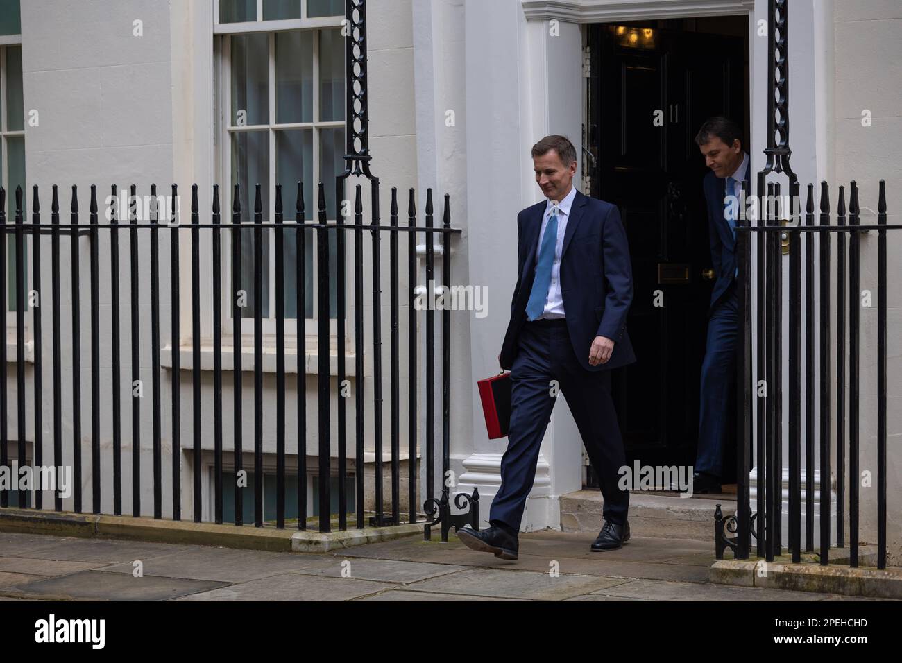 (230316) -- LONDON, 16. März 2023 (Xinhua) -- Schatzkanzler Jeremy Hunt des Vereinigten Königreichs (UK) verlässt 11 Downing Street, um seinen Haushalt am 15. März 2023 dem Parlament in London, Großbritannien, vorzulegen. Großbritannien hat am Mittwoch eine Reihe von Maßnahmen zur Ankurbelung seiner krisengeschüttelten Wirtschaft vorgestellt, darunter Kinderbetreuungsreformen, Steuersenkungen für Unternehmen und Maßnahmen zur Verringerung der Lebenshaltungskosten für Haushalte. (Simon Walker/Nr. 10 Downing Street/Unterlagen über Xinhua) Stockfoto