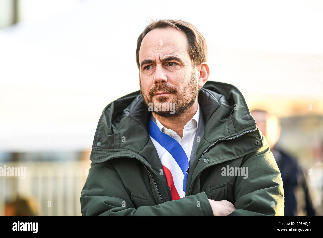 Paris, Frankreich. 16. März 2023. Patrice Bessac, Bürgermeister von Montreuil (PCF, Präsident von Est Ensemble) bei der Eröffnung einer monumentalen Skulptur des syrischen Dichters Abu-l-Ala al-Maari (oder Ma'arri) in Montreuil bei Paris, Frankreich, am 15. März 2023. Foto von Victor Joly/ABACAPRESS.COM Kredit: Abaca Press/Alamy Live News Stockfoto