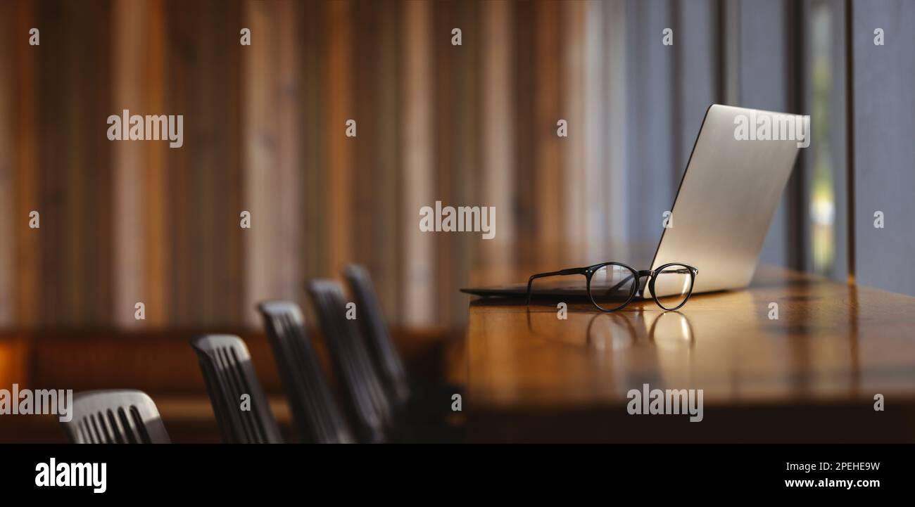 Moderner und leerer Schreibtisch mit Laptop, Computer und Brille. Stillebensaufnahme eines professionellen Arbeitsraums in einer koarbeitenden Praxis. Stockfoto