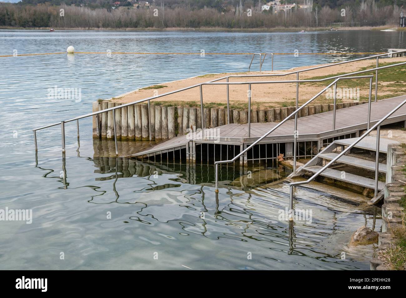 Behindertengerechter Zugang zum Badebereich des Banyolessees, Banyoles, Katalonien, Spanien Stockfoto