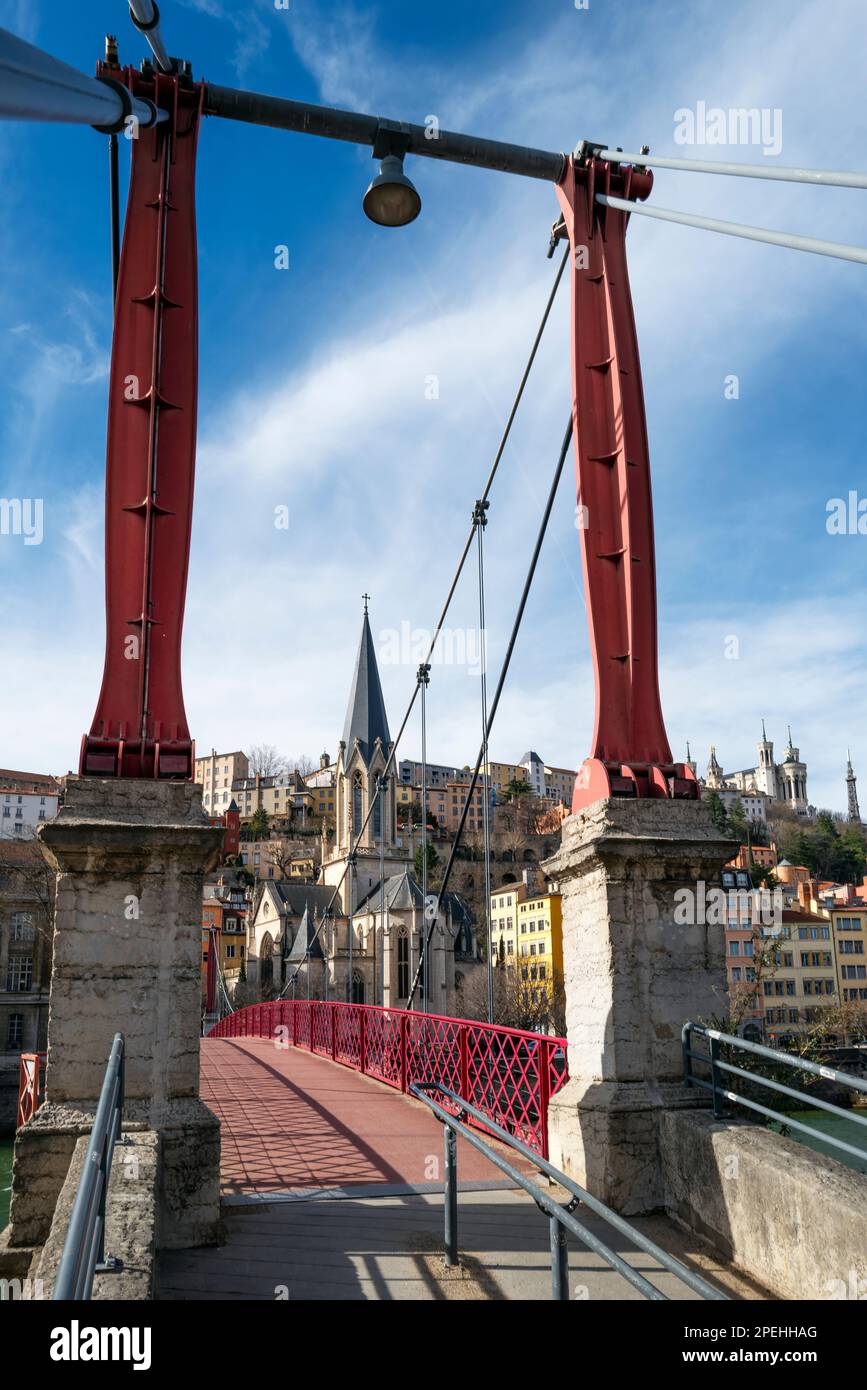 Blick auf die berühmte rote Foutbridge in Lton, Frankreich Stockfoto