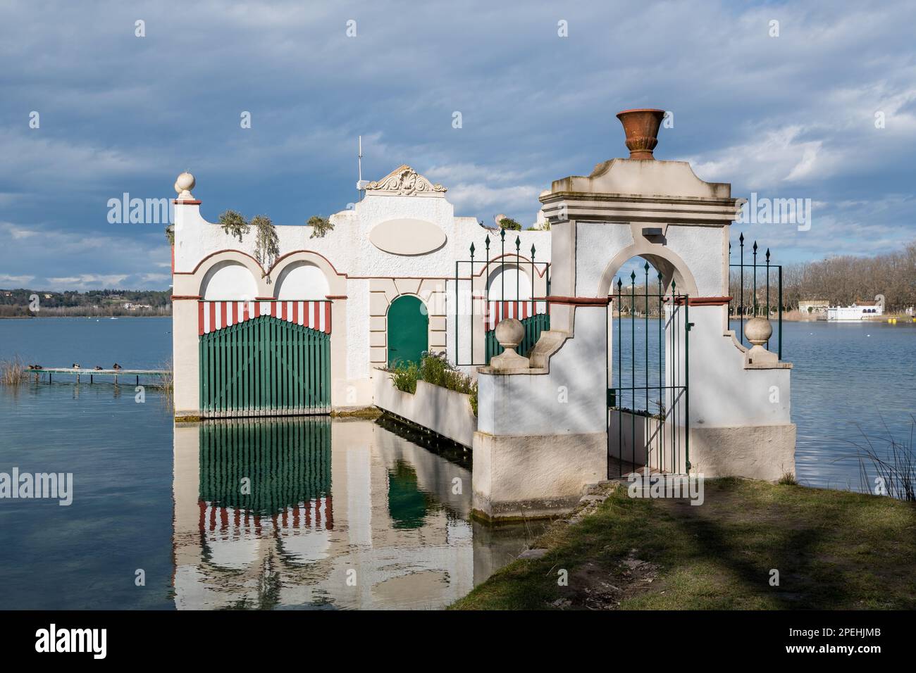 Einzigartige Bauwerke, genannt Fischereien am Ostufer des Lake Banyoles. Der Bau begann im 19. Jahrhundert. Banyoles, Katalonien, Spanien Stockfoto