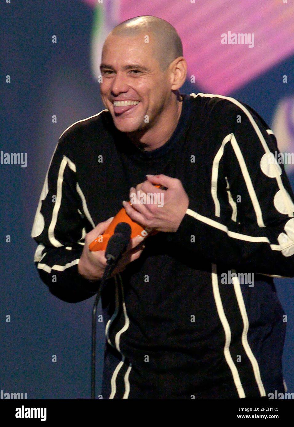 ** FILE ** Jim Carrey sticks his tongue out as he accepts the award for Favorite Male Movie Star at Nickelodeon's 17th annual Kids' Choice Awards, April 3, 2004, in a Los Angeles file photo. Carrey says on the CBS program "60 minutes" that he is better able to deal with depression now that he lives a life free of Prozac and alcohol. (AP Photo/Mark J. Terrill, File) Stockfoto