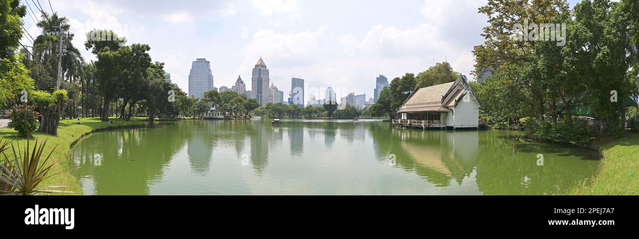 Panoramablick auf den malerischen See im Lumphini Park, Bangkok, mit Silom-Sathorn Handelsvierteln im Hintergrund, an einem Sonntagnachmittag, 2022. Oktober Stockfoto