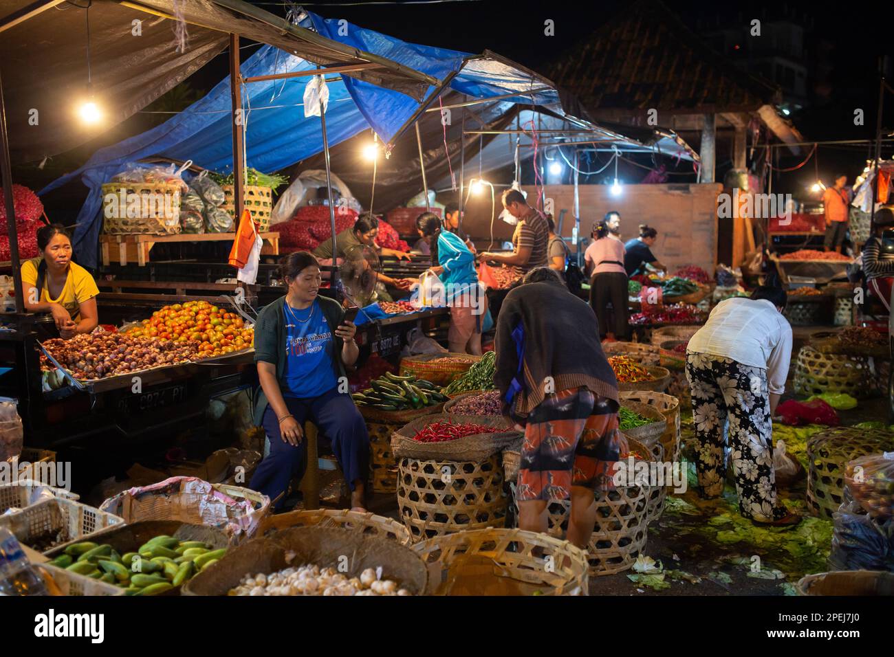 Denpasar, Bali, Indonesien - 15. März 2023: Obst- und Gemüseverkäufer bei Pasar Kumbasari, traditioneller Markt in Denpasar, Bali, Indonesien. Stockfoto