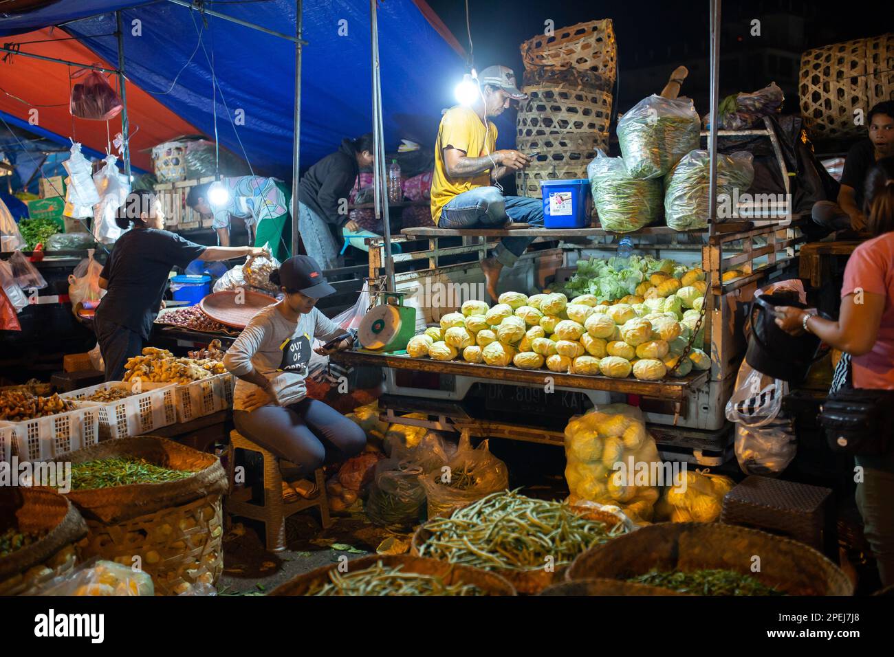 Denpasar, Bali, Indonesien - 15. März 2023: Obst- und Gemüseverkäufer bei Pasar Kumbasari, traditioneller Markt in Denpasar, Bali, Indonesien. Stockfoto