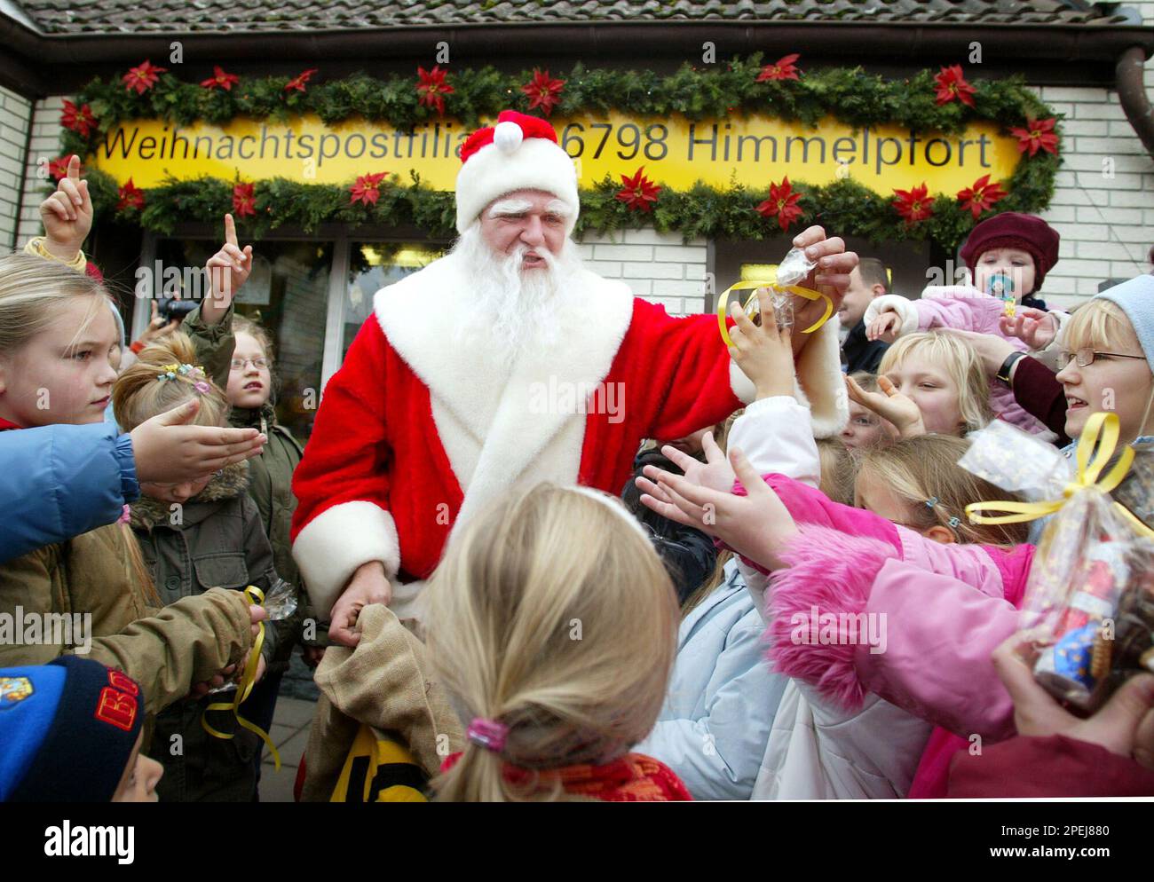 ein-weihnachtsmann-verteilt-geschenke-vor-einer-offiziellen