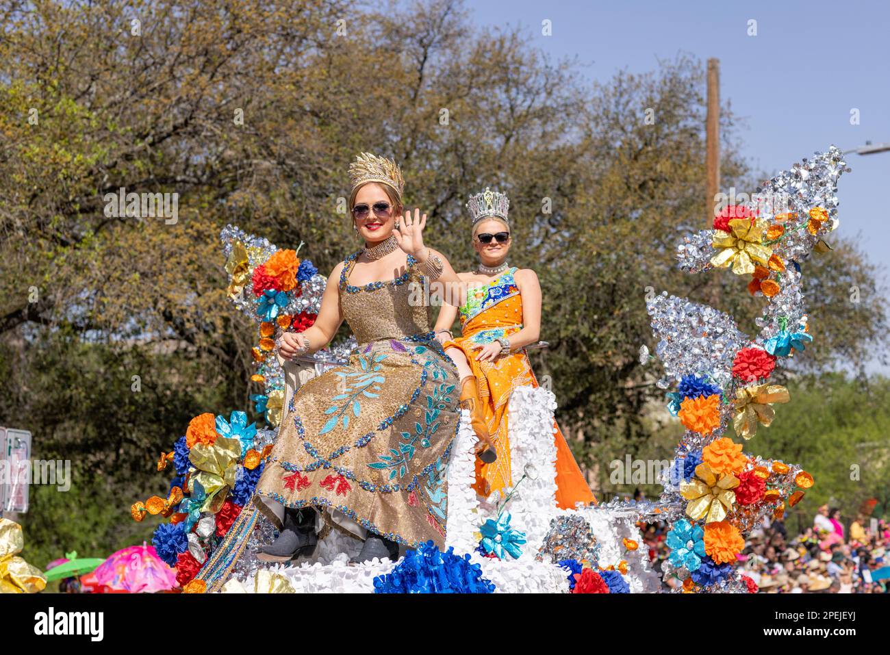 San Antonio, Texas, USA - 8. April 2022: The Battle of the Flowers Parade, Float Carry the Cuchess of the Festival mit Kronen und traditionellem D Stockfoto