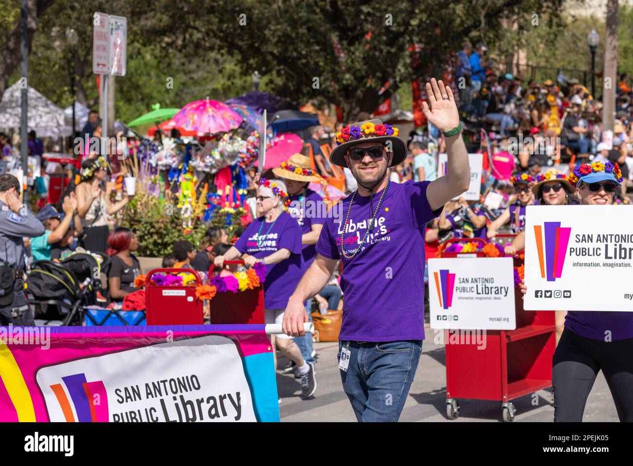 San Antonio, Texas, USA - 8. April 2022: The Battle of the Flowers Parade, Besucher der San Antonio Public Library bei der Parade Stockfoto