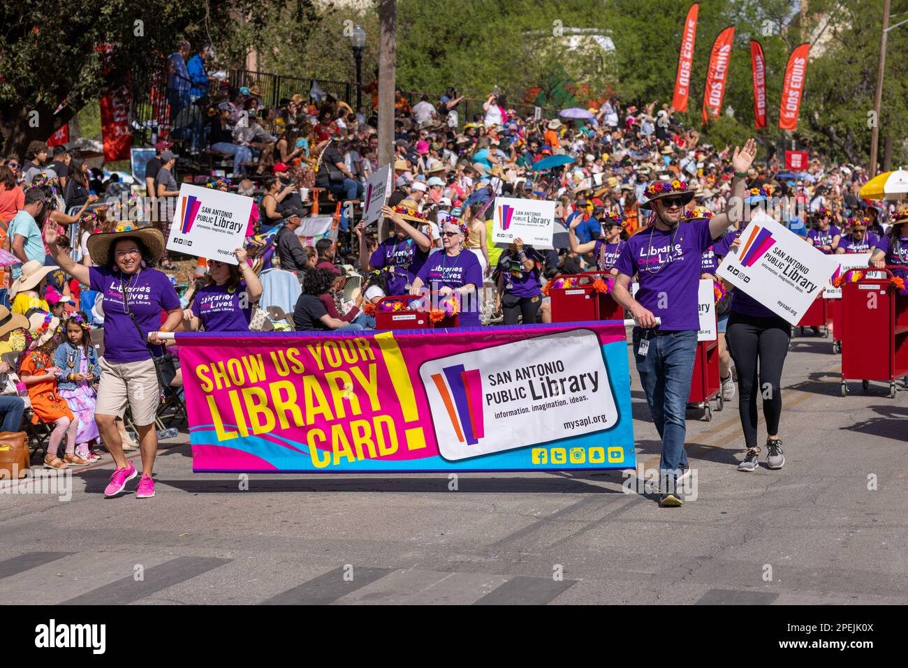 San Antonio, Texas, USA - 8. April 2022: The Battle of the Flowers Parade, Besucher der San Antonio Public Library bei der Parade Stockfoto