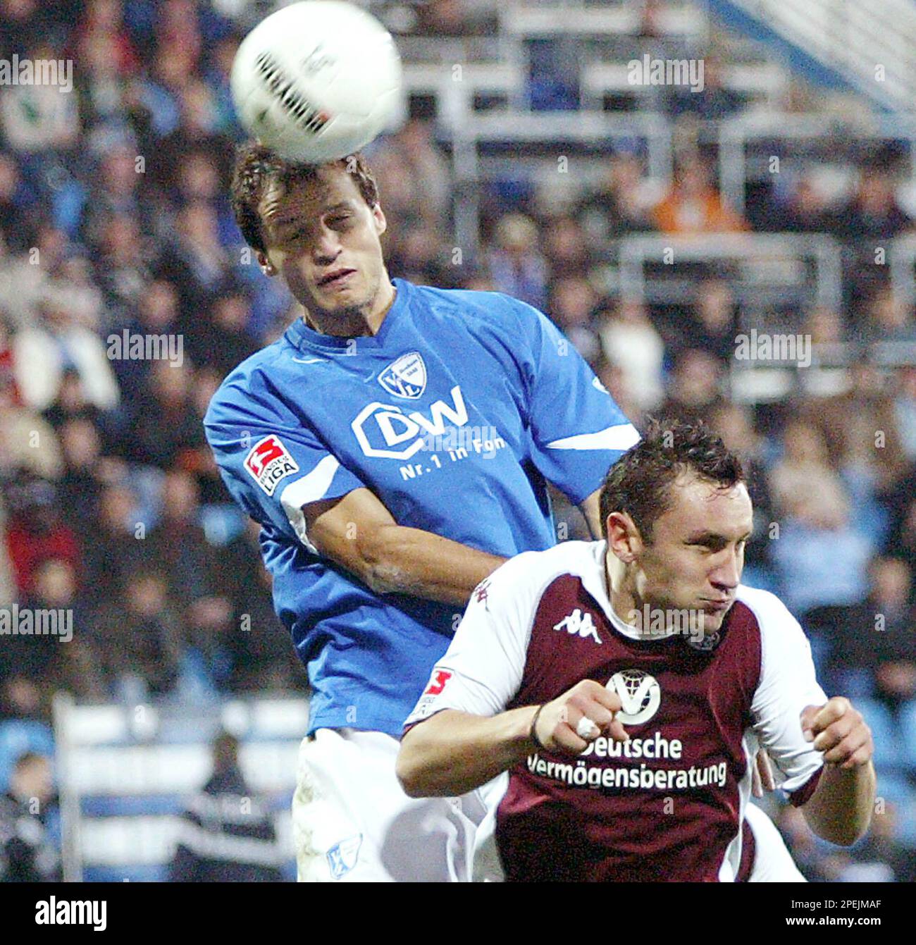 Bochum's Czech scorer of the 1-1 Vratislav Lokvenc, left, fights for the ball with Ingo Hertsch from Kaiserslautern during the German first division soccer match between VFL Bochum and 1. FC Kaiserslautern on Saturday, Nov. 6, 2004 at the Ruhrstadium in Bochum, Germany. The match ended 1-1. (AP Photo/Martin Meissner) ** EMBARGOED AGAINST ANY MOBILE USE (NO MMS!) UNTIL 18.30 GMT ** Stockfoto