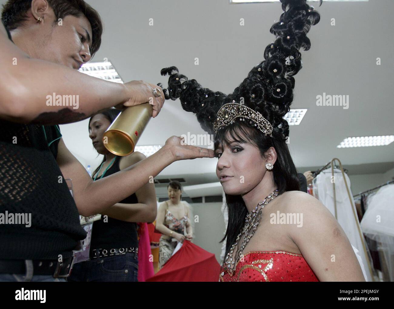 Miss Indonesia, Chenny Han, a contestant in the Miss International Queen 2004 competition makes final preparations Saturday, Nov. 6, 2004, in Pattaya, Thailand. The competition is one of the world-transvestite events and it is the first time it has been held in Thailand. (AP Photo/David Longstreath) Stockfoto