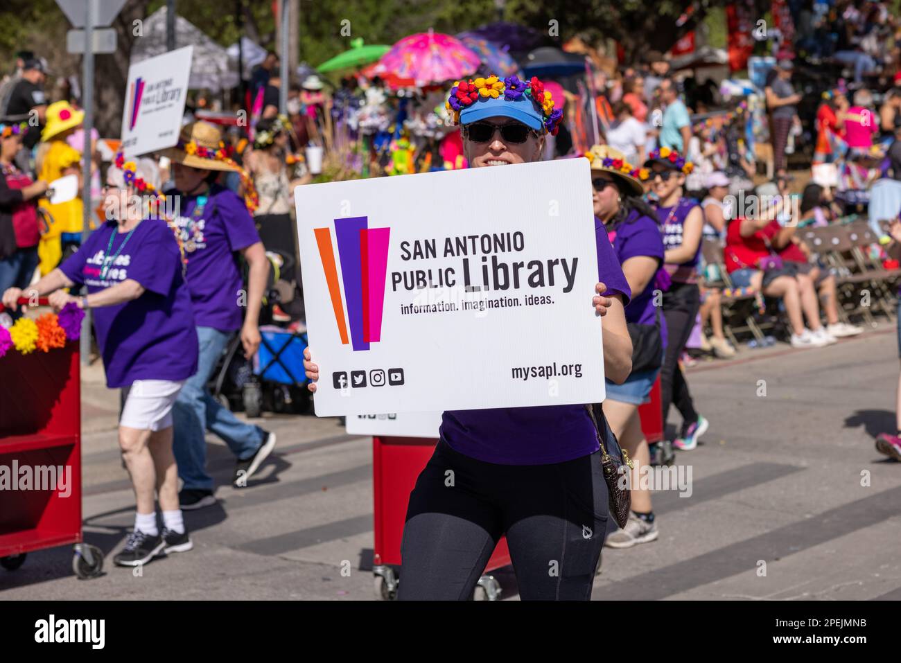 San Antonio, Texas, USA - 8. April 2022: The Battle of the Flowers Parade, Besucher der San Antonio Public Library bei der Parade Stockfoto
