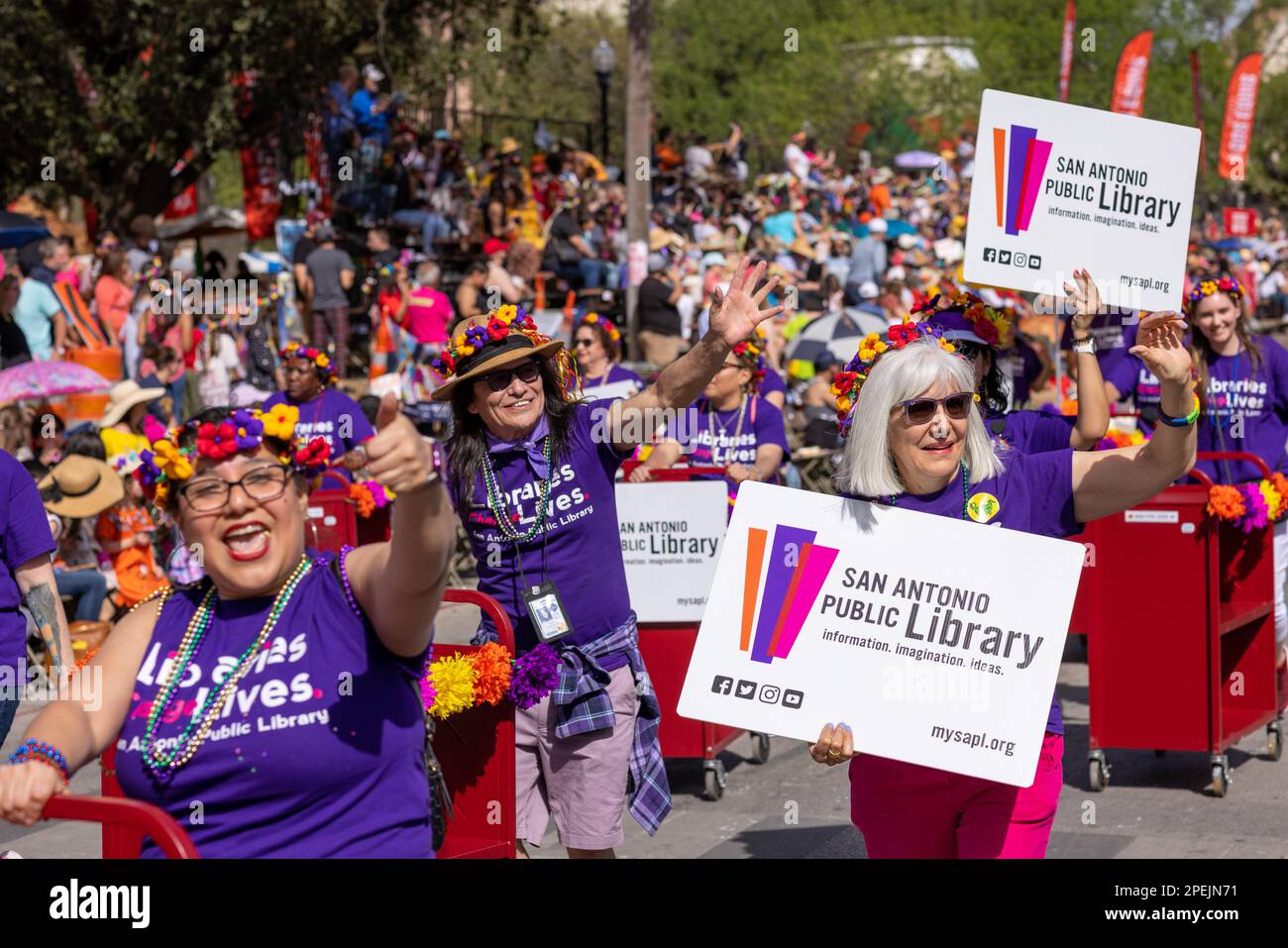San Antonio, Texas, USA - 8. April 2022: The Battle of the Flowers Parade, Besucher der San Antonio Public Library bei der Parade Stockfoto