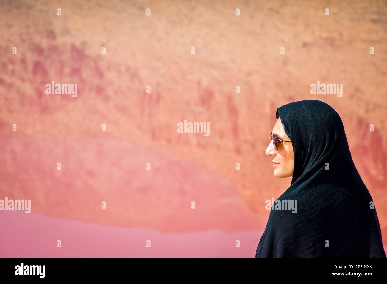 Weißer Touristenstand am rosa Salzsee von Maharlu mit Reflexionen. Reiseziel Iran in Shiraz Stockfoto