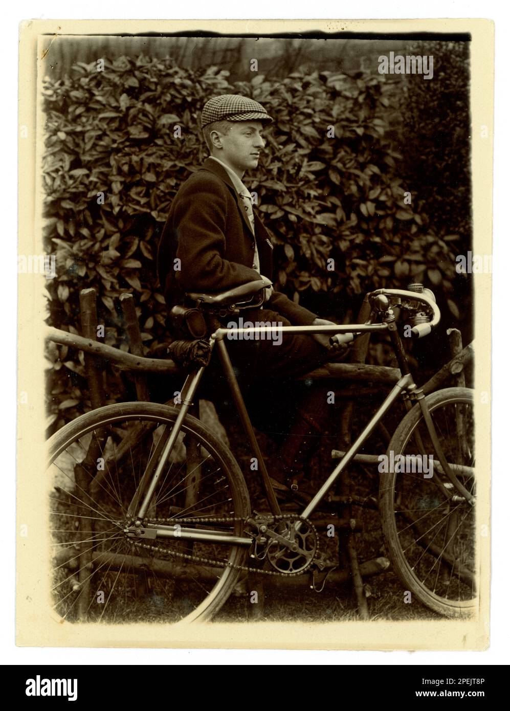 Original viktorianisches Foto eines jungen viktorianischen Radfahrers mit seinem Fahrrad in einem Garten, um 1898, Worcester Area, Großbritannien Stockfoto