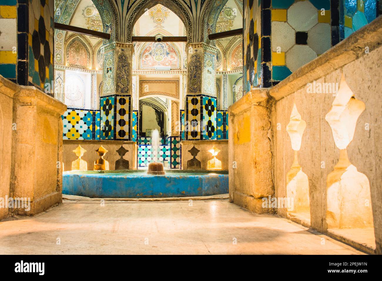 Kashan, Iran - 29. juni 2022: Inneneinrichtung und Kunst in der heißen Badehalle (Garmkhaneh) im Sultan Amir Ahmad Bathhouse. Öffentliches persisches Badehaus. Kashan ist es Stockfoto